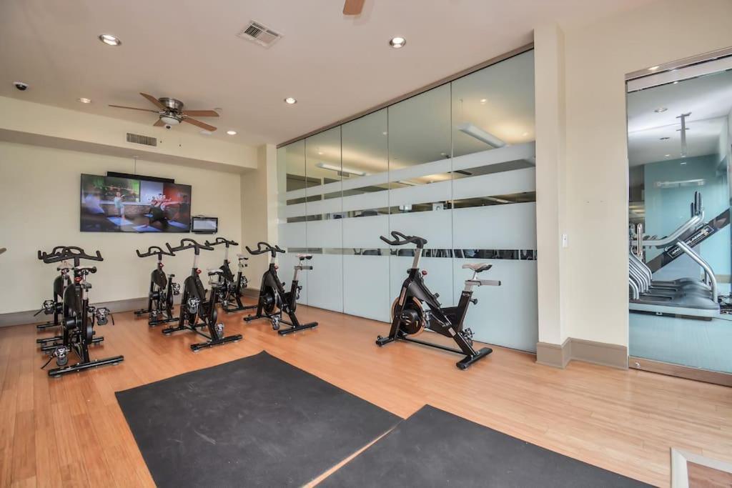 Lux Mid-rise Walking Distance To Nrg Stadium Houston
