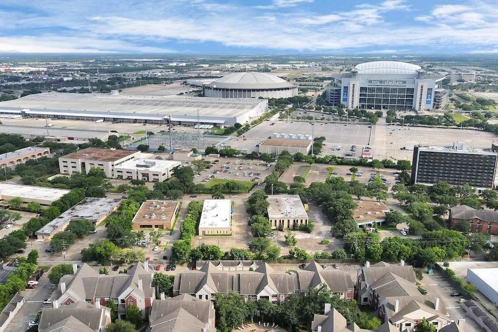 Lux Mid-rise Walking Distance To Nrg Stadium Daire *