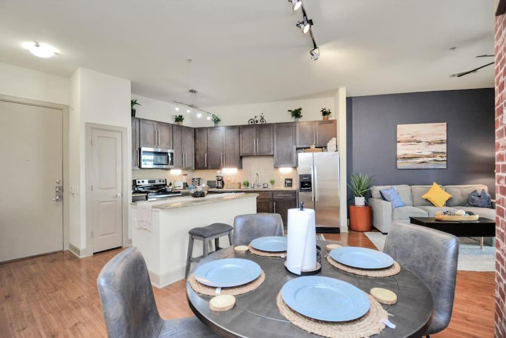 Lux Mid-rise Walking Distance To Nrg Stadium Daire Houston